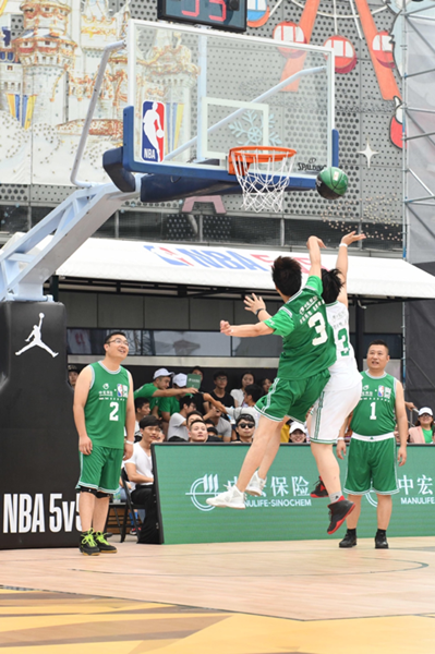 形成鲜明对 形成鲜明对